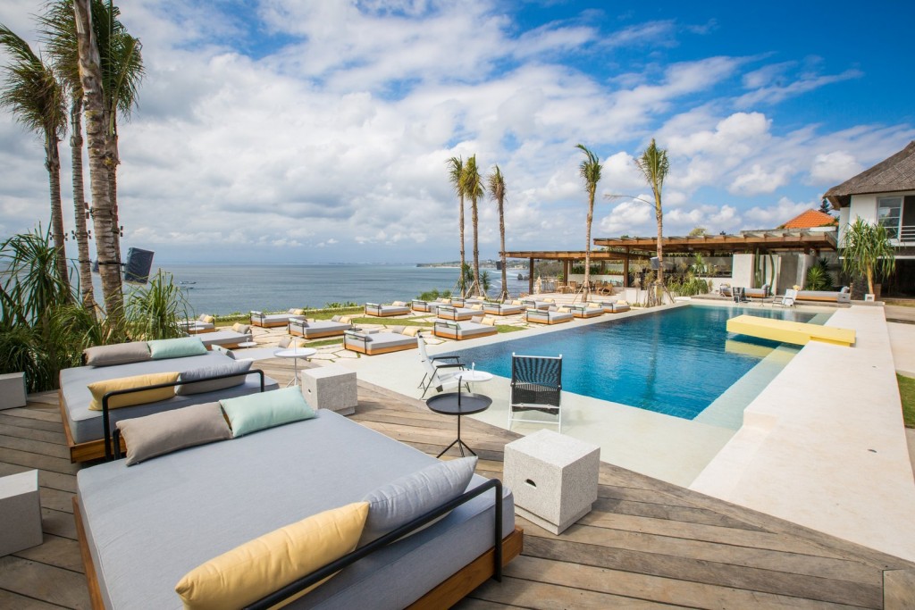 Ulu Cliffhouse pool and lounges